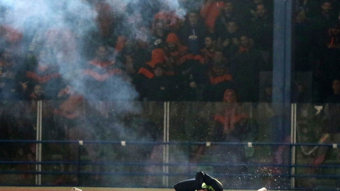 Βίντεο: Φωτοβολίδα χτύπησε ball boy στην Κύπρο!